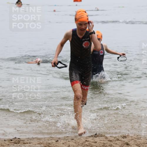 21.06.2025 - 27. Vierlanden-Triathlon Lena Gebhardt http://msf.ph/oto/8045729 15.06.2025 14:51:16 Schwimmen  meine-sportfotos.de