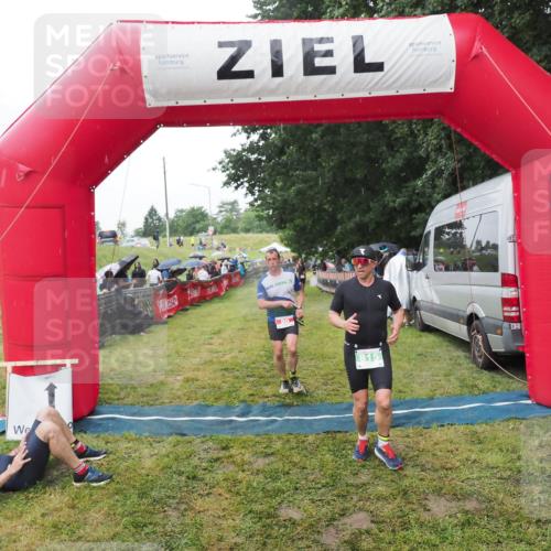 21.06.2025 - 27. Vierlanden-Triathlon MichiJ http://msf.ph/oto/8045737 15.06.2026 13:54:06 Ziel 90, 815 meine-sportfotos.de