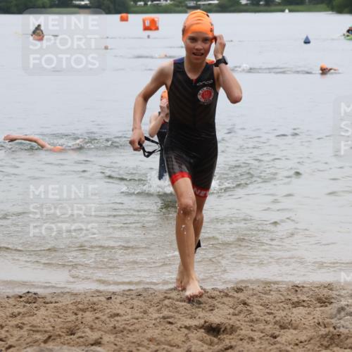 21.06.2025 - 27. Vierlanden-Triathlon Lena Gebhardt http://msf.ph/oto/8045740 15.06.2025 14:51:17 Schwimmen  meine-sportfotos.de