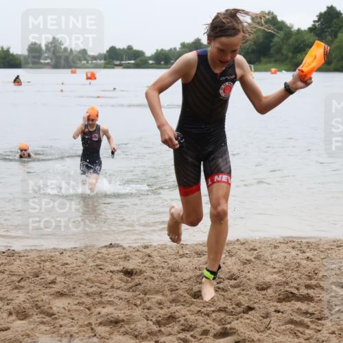 21.06.2025 - 27. Vierlanden-Triathlon Lena Gebhardt http://msf.ph/oto/8045752 15.06.2025 14:51:18 Schwimmen  meine-sportfotos.de
