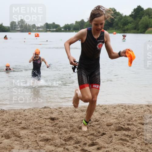 21.06.2025 - 27. Vierlanden-Triathlon Lena Gebhardt http://msf.ph/oto/8045755 15.06.2025 14:51:18 Schwimmen  meine-sportfotos.de