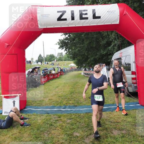 21.06.2025 - 27. Vierlanden-Triathlon MichiJ http://msf.ph/oto/8045768 15.06.2026 13:54:16 Ziel 125, 719 meine-sportfotos.de