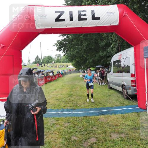 21.06.2025 - 27. Vierlanden-Triathlon MichiJ http://msf.ph/oto/8045770 15.06.2026 13:55:18 Ziel 890 meine-sportfotos.de