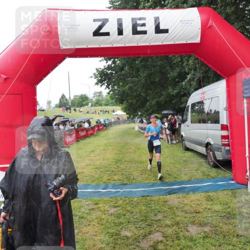 21.06.2025 - 27. Vierlanden-Triathlon MichiJ http://msf.ph/oto/8045772 15.06.2026 13:55:18 Ziel 890 meine-sportfotos.de