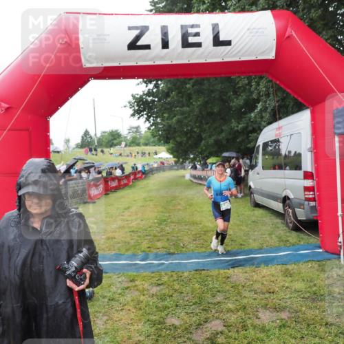 21.06.2025 - 27. Vierlanden-Triathlon MichiJ http://msf.ph/oto/8045776 15.06.2026 13:55:18 Ziel 890 meine-sportfotos.de