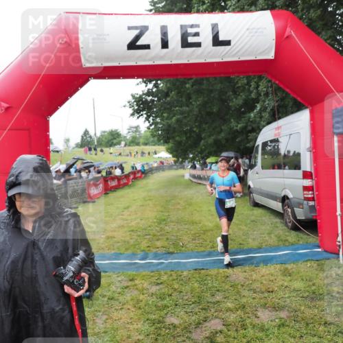 21.06.2025 - 27. Vierlanden-Triathlon MichiJ http://msf.ph/oto/8045778 15.06.2026 13:55:18 Ziel 890 meine-sportfotos.de