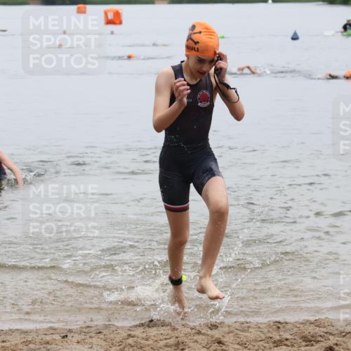 21.06.2025 - 27. Vierlanden-Triathlon Lena Gebhardt http://msf.ph/oto/8045779 15.06.2025 14:51:20 Schwimmen  meine-sportfotos.de