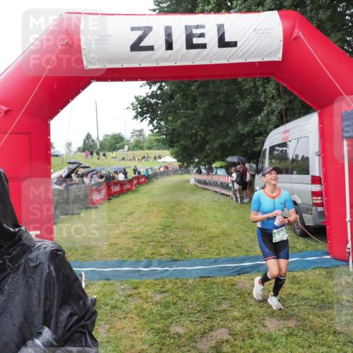 21.06.2025 - 27. Vierlanden-Triathlon MichiJ http://msf.ph/oto/8045782 15.06.2026 13:55:19 Ziel 890 meine-sportfotos.de