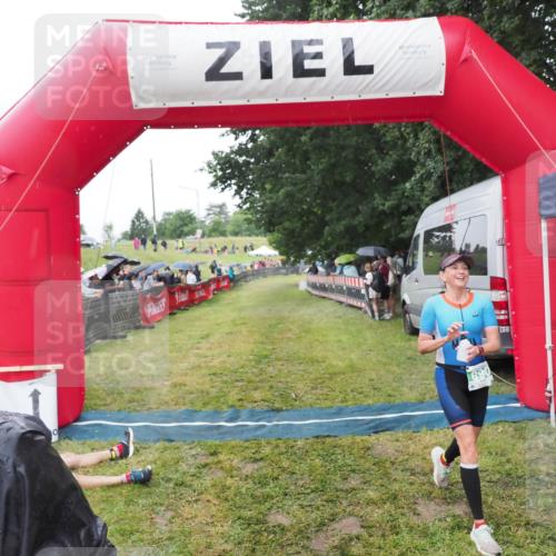 21.06.2025 - 27. Vierlanden-Triathlon MichiJ http://msf.ph/oto/8045786 15.06.2026 13:55:19 Ziel 890 meine-sportfotos.de