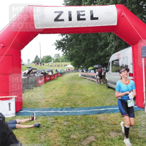 21.06.2025 - 27. Vierlanden-Triathlon MichiJ http://msf.ph/oto/8045788 15.06.2026 13:55:19 Ziel 890 meine-sportfotos.de