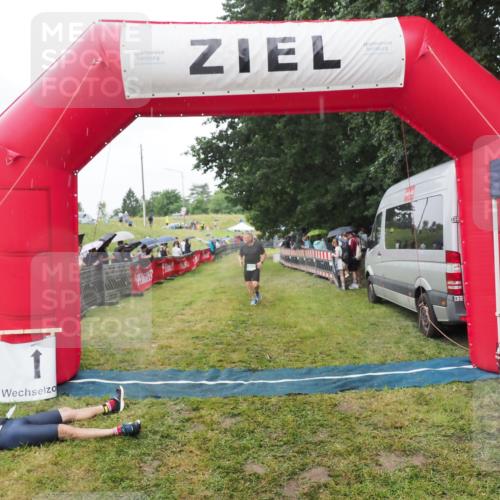 21.06.2025 - 27. Vierlanden-Triathlon MichiJ http://msf.ph/oto/8045795 15.06.2026 13:55:46 Ziel 784 meine-sportfotos.de
