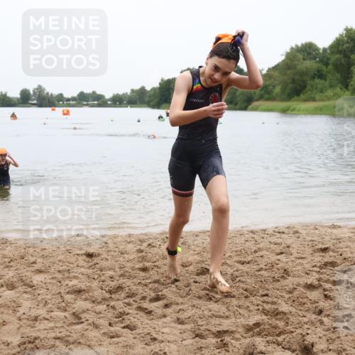 21.06.2025 - 27. Vierlanden-Triathlon Lena Gebhardt http://msf.ph/oto/8045803 15.06.2025 14:51:22 Schwimmen  meine-sportfotos.de