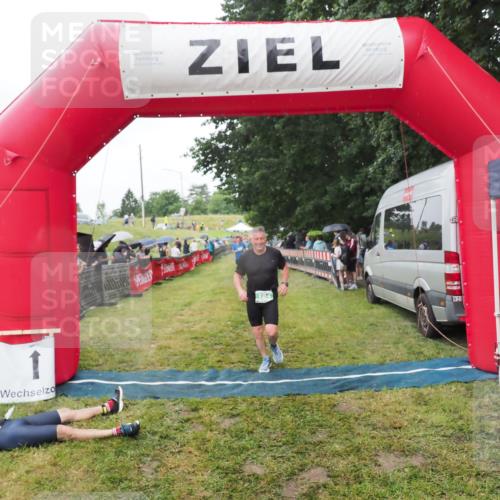 21.06.2025 - 27. Vierlanden-Triathlon MichiJ http://msf.ph/oto/8045804 15.06.2026 13:55:48 Ziel 784 meine-sportfotos.de