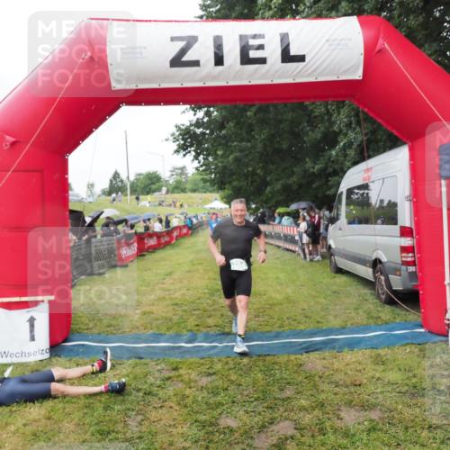 21.06.2025 - 27. Vierlanden-Triathlon MichiJ http://msf.ph/oto/8045806 15.06.2026 13:55:48 Ziel 784 meine-sportfotos.de