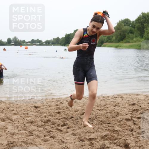 21.06.2025 - 27. Vierlanden-Triathlon Lena Gebhardt http://msf.ph/oto/8045807 15.06.2025 14:51:22 Schwimmen  meine-sportfotos.de