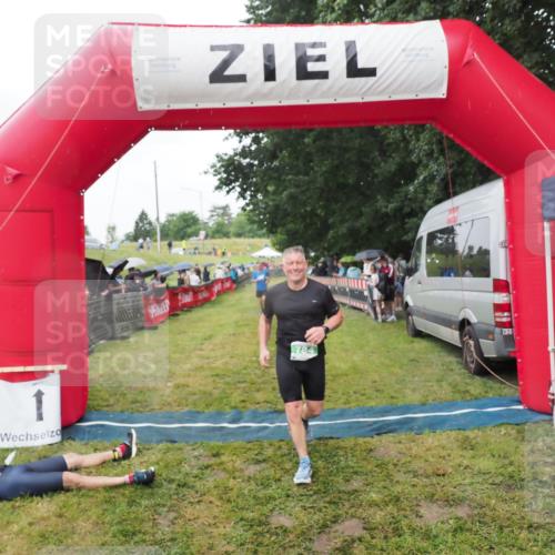 21.06.2025 - 27. Vierlanden-Triathlon MichiJ http://msf.ph/oto/8045810 15.06.2026 13:55:49 Ziel 784, 969 meine-sportfotos.de