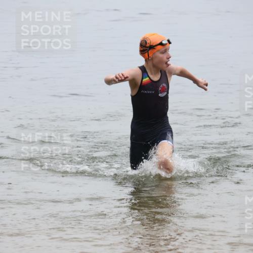 21.06.2025 - 27. Vierlanden-Triathlon Lena Gebhardt http://msf.ph/oto/8045811 15.06.2025 14:51:23 Schwimmen  meine-sportfotos.de