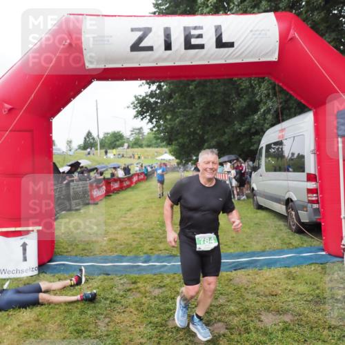21.06.2025 - 27. Vierlanden-Triathlon MichiJ http://msf.ph/oto/8045816 15.06.2026 13:55:49 Ziel 784, 969 meine-sportfotos.de