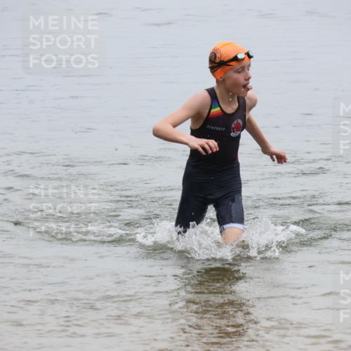 21.06.2025 - 27. Vierlanden-Triathlon Lena Gebhardt http://msf.ph/oto/8045818 15.06.2025 14:51:23 Schwimmen  meine-sportfotos.de