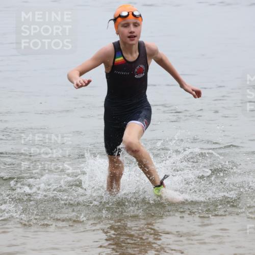 21.06.2025 - 27. Vierlanden-Triathlon Lena Gebhardt http://msf.ph/oto/8045830 15.06.2025 14:51:24 Schwimmen  meine-sportfotos.de