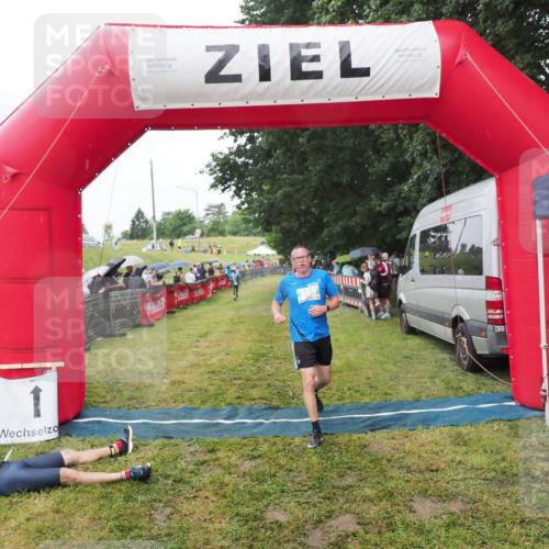 21.06.2025 - 27. Vierlanden-Triathlon MichiJ http://msf.ph/oto/8045831 15.06.2026 13:55:53 Ziel 784, 969 meine-sportfotos.de