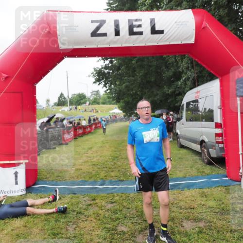 21.06.2025 - 27. Vierlanden-Triathlon MichiJ http://msf.ph/oto/8045846 15.06.2026 13:55:54 Ziel 784, 969 meine-sportfotos.de
