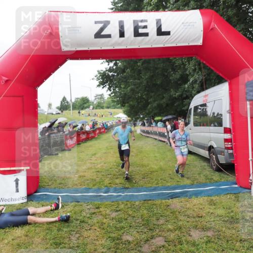 21.06.2025 - 27. Vierlanden-Triathlon MichiJ http://msf.ph/oto/8045854 15.06.2026 13:55:59 Ziel 699, 939, 969 meine-sportfotos.de