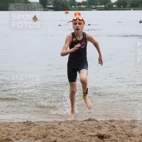 21.06.2025 - 27. Vierlanden-Triathlon Lena Gebhardt http://msf.ph/oto/8045857 15.06.2025 14:51:25 Schwimmen  meine-sportfotos.de
