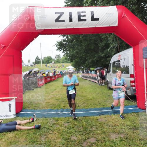 21.06.2025 - 27. Vierlanden-Triathlon MichiJ http://msf.ph/oto/8045863 15.06.2026 13:56:00 Ziel 699, 939, 969 meine-sportfotos.de