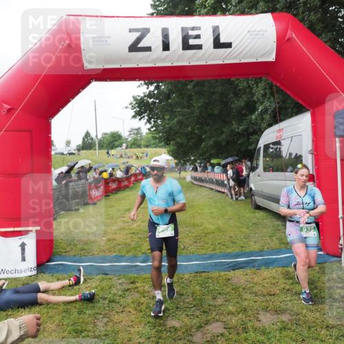 21.06.2025 - 27. Vierlanden-Triathlon MichiJ http://msf.ph/oto/8045869 15.06.2026 13:56:00 Ziel 699, 939, 969 meine-sportfotos.de