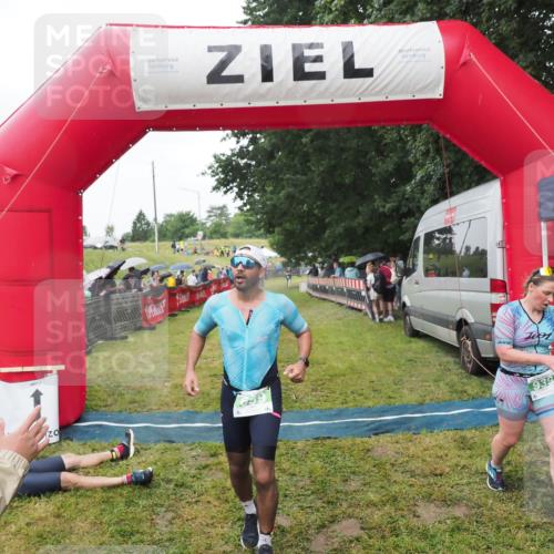 21.06.2025 - 27. Vierlanden-Triathlon MichiJ http://msf.ph/oto/8045875 15.06.2026 13:56:01 Ziel 699, 939 meine-sportfotos.de