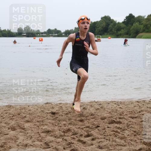 21.06.2025 - 27. Vierlanden-Triathlon Lena Gebhardt http://msf.ph/oto/8045876 15.06.2025 14:51:26 Schwimmen  meine-sportfotos.de