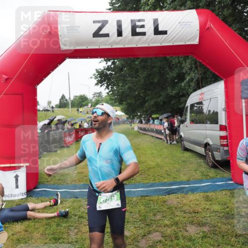 21.06.2025 - 27. Vierlanden-Triathlon MichiJ http://msf.ph/oto/8045879 15.06.2026 13:56:01 Ziel 699, 939 meine-sportfotos.de