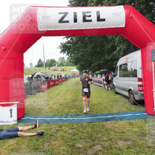 21.06.2025 - 27. Vierlanden-Triathlon MichiJ http://msf.ph/oto/8045886 15.06.2026 13:56:18 Ziel 1099 meine-sportfotos.de