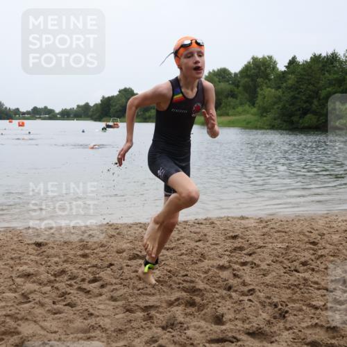 21.06.2025 - 27. Vierlanden-Triathlon Lena Gebhardt http://msf.ph/oto/8045888 15.06.2025 14:51:26 Schwimmen  meine-sportfotos.de