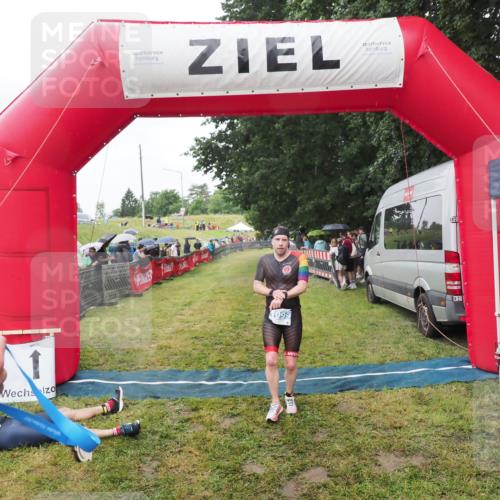 21.06.2025 - 27. Vierlanden-Triathlon MichiJ http://msf.ph/oto/8045892 15.06.2026 13:56:18 Ziel 1099 meine-sportfotos.de