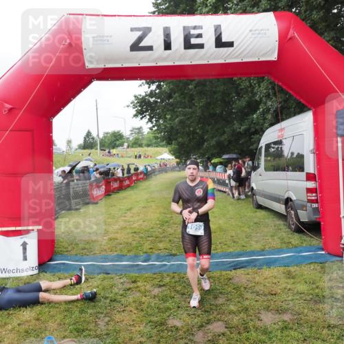 21.06.2025 - 27. Vierlanden-Triathlon MichiJ http://msf.ph/oto/8045896 15.06.2026 13:56:18 Ziel 1099 meine-sportfotos.de
