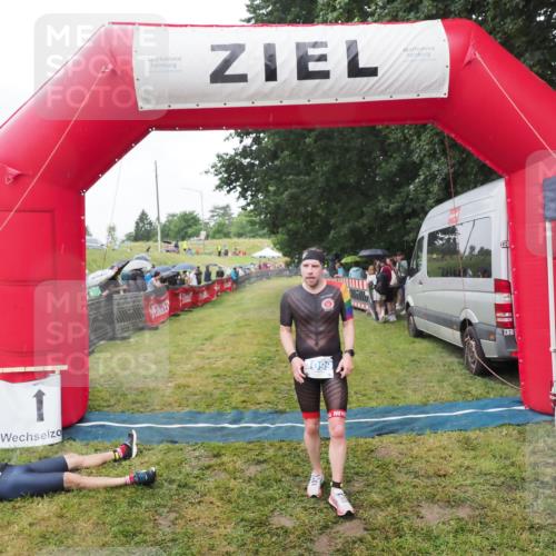 21.06.2025 - 27. Vierlanden-Triathlon MichiJ http://msf.ph/oto/8045899 15.06.2026 13:56:19 Ziel 1099 meine-sportfotos.de