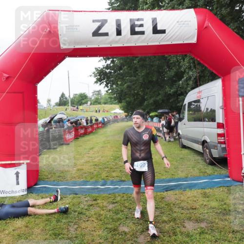 21.06.2025 - 27. Vierlanden-Triathlon MichiJ http://msf.ph/oto/8045901 15.06.2026 13:56:19 Ziel 1099 meine-sportfotos.de