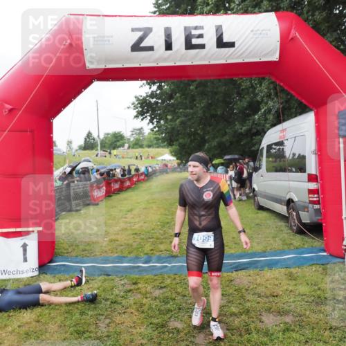 21.06.2025 - 27. Vierlanden-Triathlon MichiJ http://msf.ph/oto/8045903 15.06.2026 13:56:19 Ziel 1099 meine-sportfotos.de