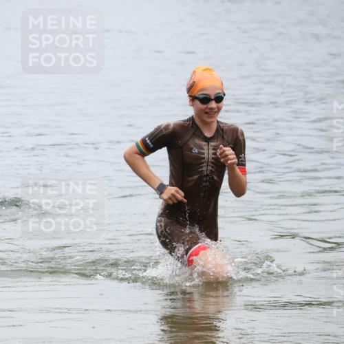 21.06.2025 - 27. Vierlanden-Triathlon Lena Gebhardt http://msf.ph/oto/8045904 15.06.2025 14:51:55 Schwimmen 1352, 1364 meine-sportfotos.de