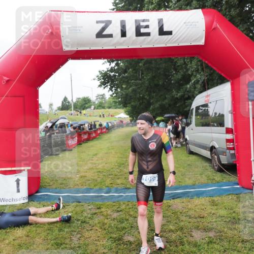 21.06.2025 - 27. Vierlanden-Triathlon MichiJ http://msf.ph/oto/8045905 15.06.2026 13:56:19 Ziel 1099 meine-sportfotos.de