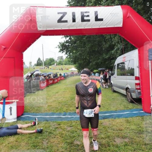 21.06.2025 - 27. Vierlanden-Triathlon MichiJ http://msf.ph/oto/8045907 15.06.2026 13:56:19 Ziel 1099 meine-sportfotos.de