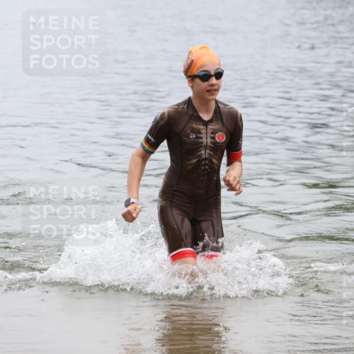 21.06.2025 - 27. Vierlanden-Triathlon Lena Gebhardt http://msf.ph/oto/8045908 15.06.2025 14:51:56 Schwimmen 1352, 1364 meine-sportfotos.de
