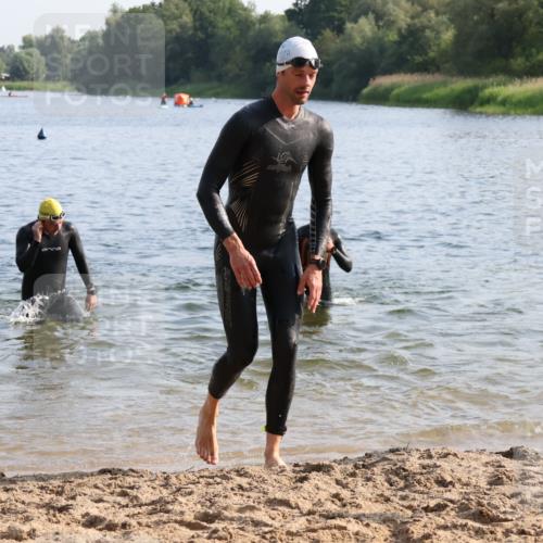 15.06.2025 - 27. Vierlanden-Triathlon Lena Gebhardt http://msf.ph/oto/8045910 15.06.2025 08:41:07 Schwimmen 22, 99, 109, 111, 114, 129, 138, 147, 176 meine-sportfotos.de