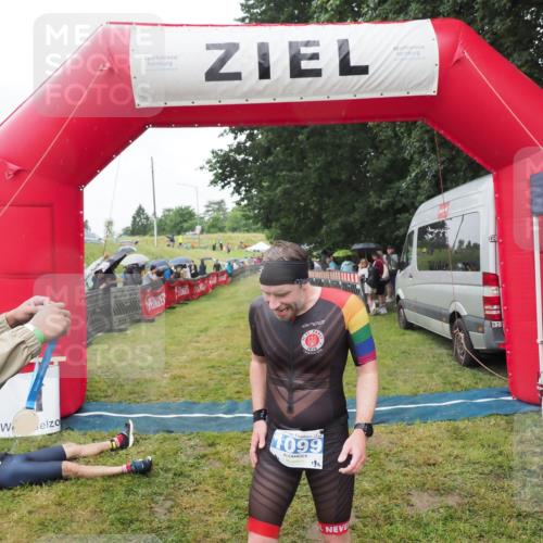 21.06.2025 - 27. Vierlanden-Triathlon MichiJ http://msf.ph/oto/8045912 15.06.2026 13:56:20 Ziel 1099 meine-sportfotos.de