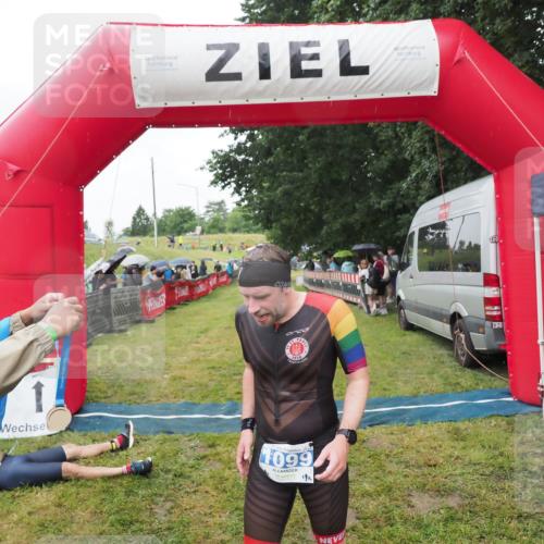 21.06.2025 - 27. Vierlanden-Triathlon MichiJ http://msf.ph/oto/8045914 15.06.2026 13:56:20 Ziel 1099 meine-sportfotos.de