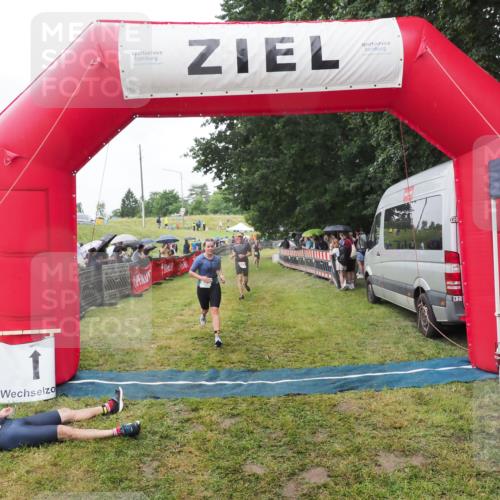 21.06.2025 - 27. Vierlanden-Triathlon MichiJ http://msf.ph/oto/8045918 15.06.2026 13:56:36 Ziel 153, 935 meine-sportfotos.de