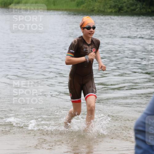 21.06.2025 - 27. Vierlanden-Triathlon Lena Gebhardt http://msf.ph/oto/8045919 15.06.2025 14:51:57 Schwimmen 1352, 1364 meine-sportfotos.de