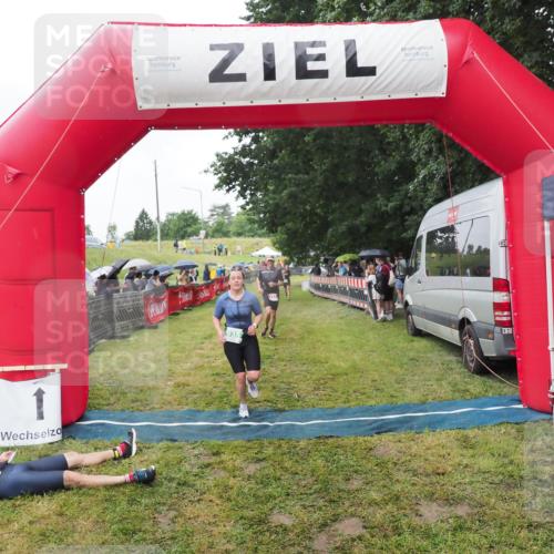 21.06.2025 - 27. Vierlanden-Triathlon MichiJ http://msf.ph/oto/8045920 15.06.2026 13:56:37 Ziel 153, 935 meine-sportfotos.de